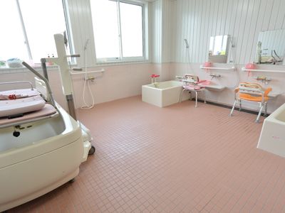 広々としたバリアフリー浴室