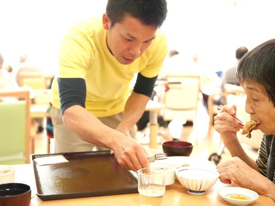 スタッフと利用者の食事支援