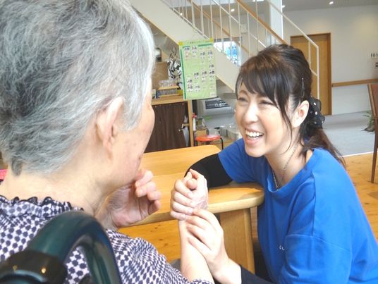 笑顔の対話シーン