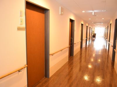 廊下の明るく清潔感ある風景