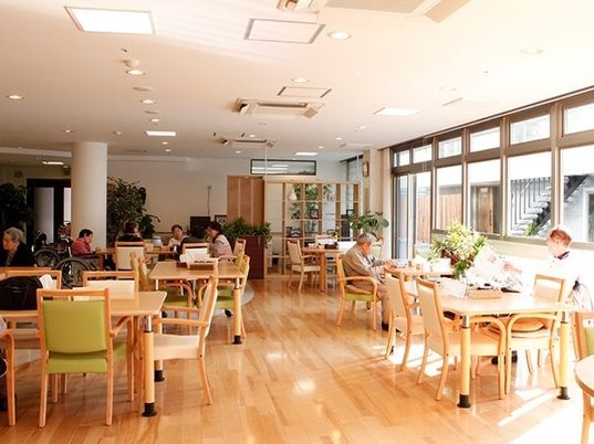 明るい日差しの食堂