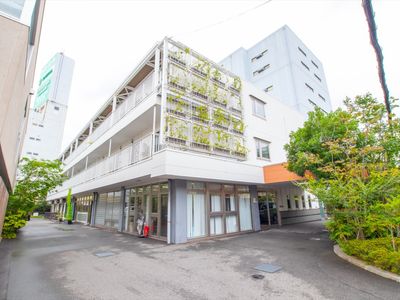 白い建物の外観