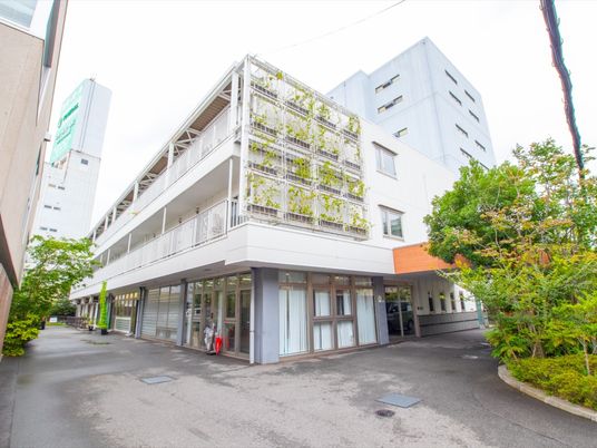 白い建物の外観