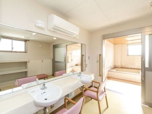 清潔な洗面台と浴室の空間