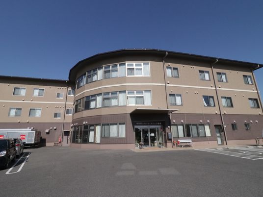 円形デザインの建物正面