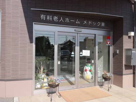 入口付近の明るい風景