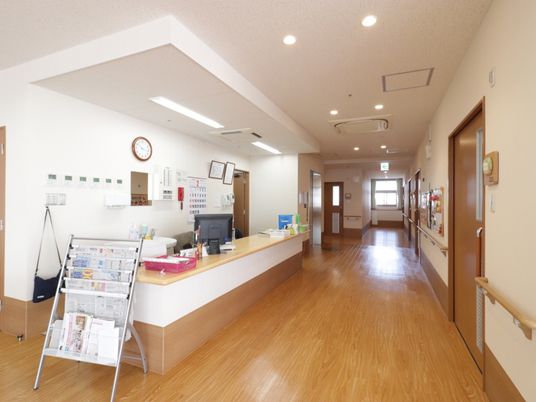 明るく広いフロント廊下
