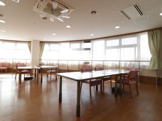 日差し入る快適な食堂