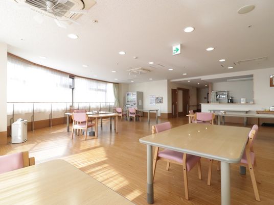 広々とした快適な食堂
