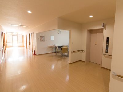 廊下の壁と床の色合い
