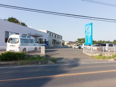 建物前の広い駐車場
