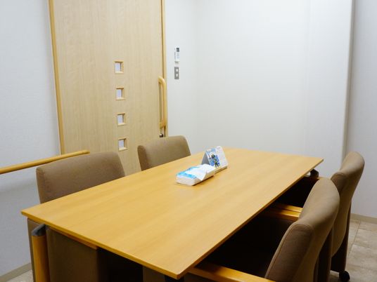 会議室のテーブルと椅子