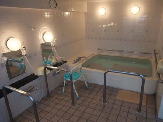 安全な手すり付き浴室
