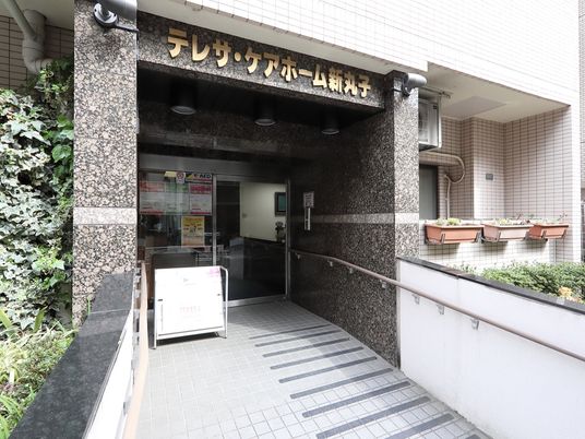 エントランスの明るい通り道