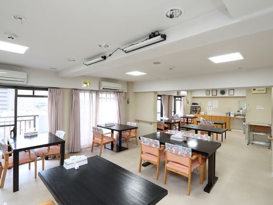 広々とした明るい食堂