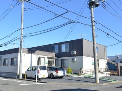 明るい日差しの外観