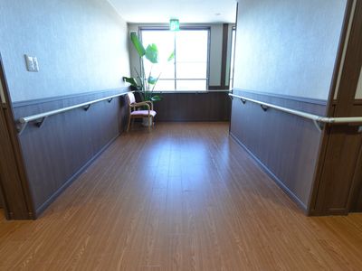 清潔な廊下と窓辺の椅子