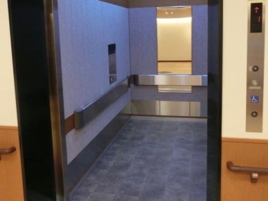 広々としたエレベーターホール