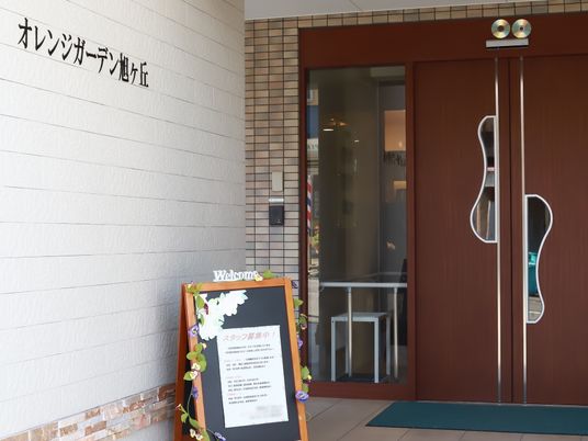 エントランス前の案内板