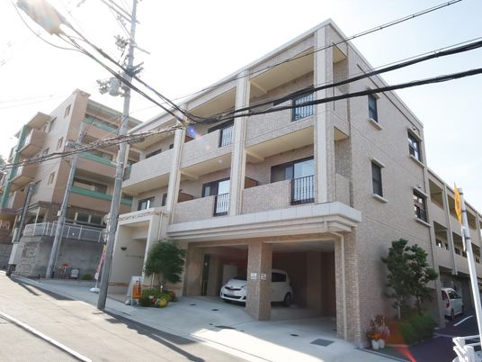 ベージュ色の建物の正面外観
