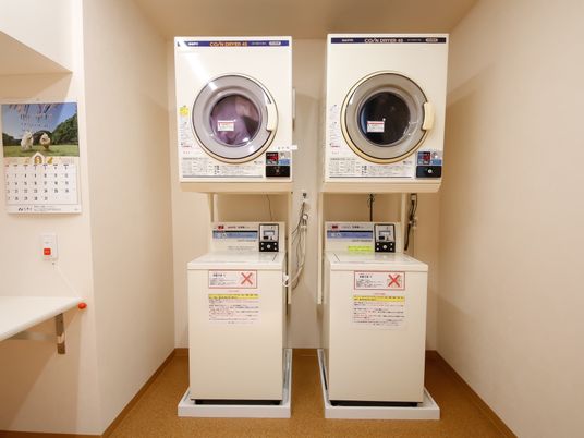 清潔なコインランドリー設備