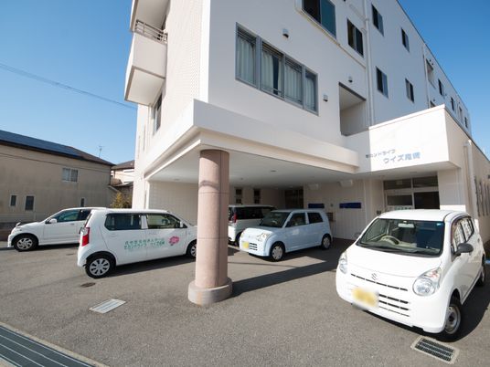 清潔な建物のエントランス外観