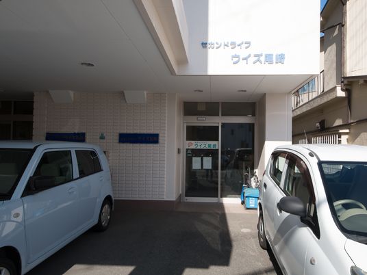 白い壁のエントランス