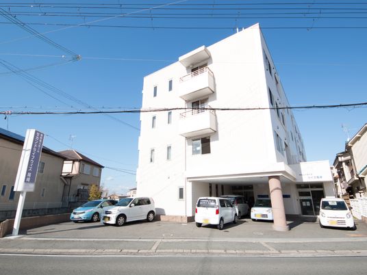 白い建物の外観