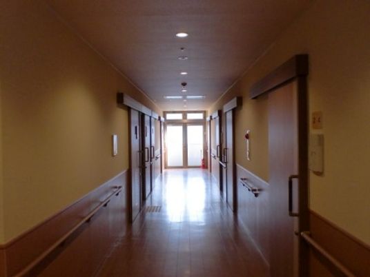 明るく広々とした廊下