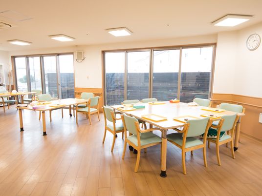 朝日が差し込む明るい食堂
