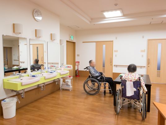 洗面台と車椅子の住人