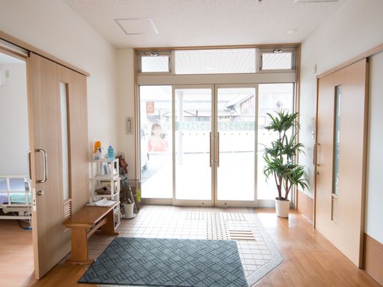 明るいエントランスの風景
