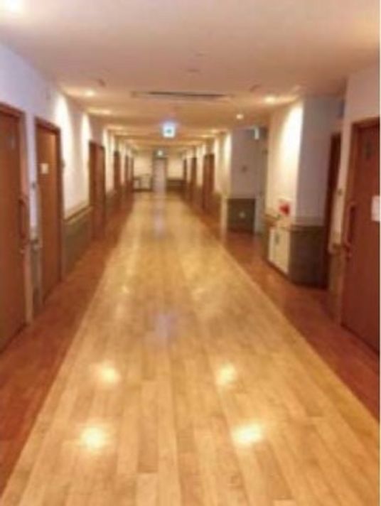 広々とした明るい廊下