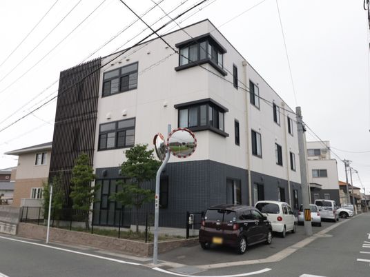 モダンな施設の外観