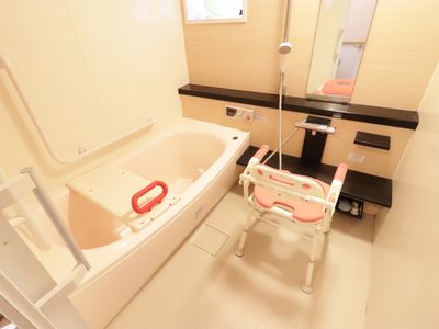 バリアフリー設計の浴室