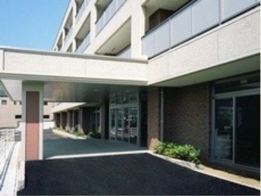明朗な建物のエントランス部分