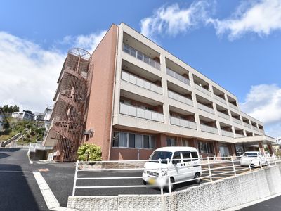 広い駐車場と建物外観