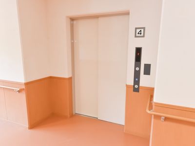 明るい廊下のエレベーター