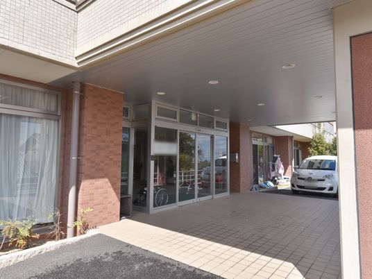 エントランスの広い出入口