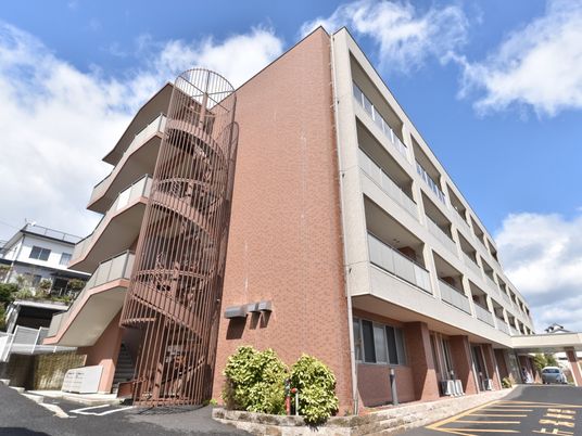 多階層の明るい建物外観
