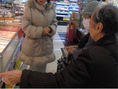 高齢者とスタッフの対話