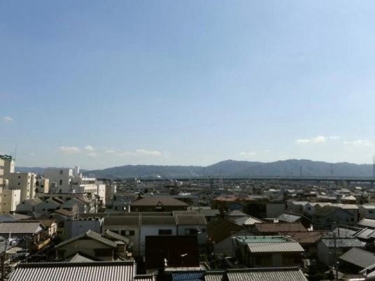 広がる街並みと山並