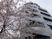 桜前のモダンな建物外観