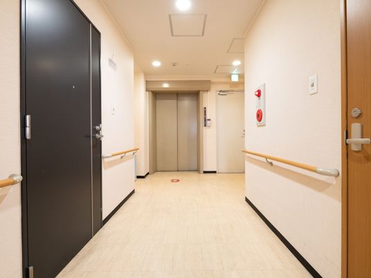 明るく清潔な廊下