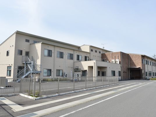明るく広々した建物外観
