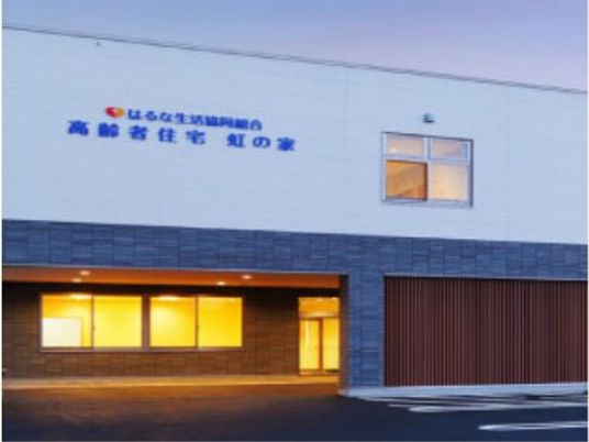 夕暮れ時の施設外観