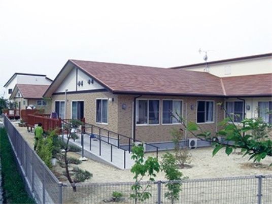 落ち着いた色合いの建物外観