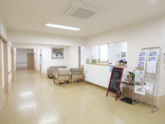 広々とした明るい廊下