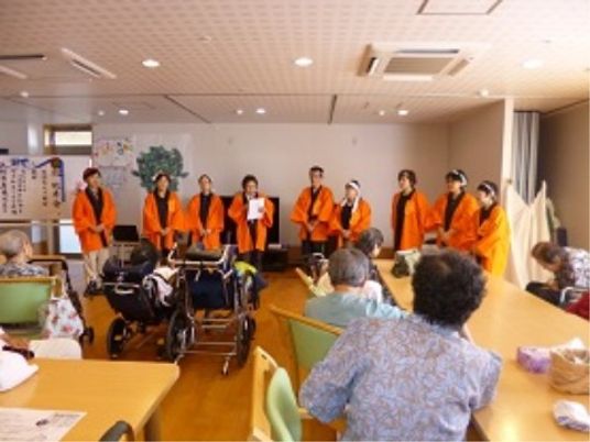 集合するスタッフと利用者