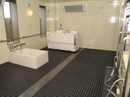 広々とした清潔な浴室